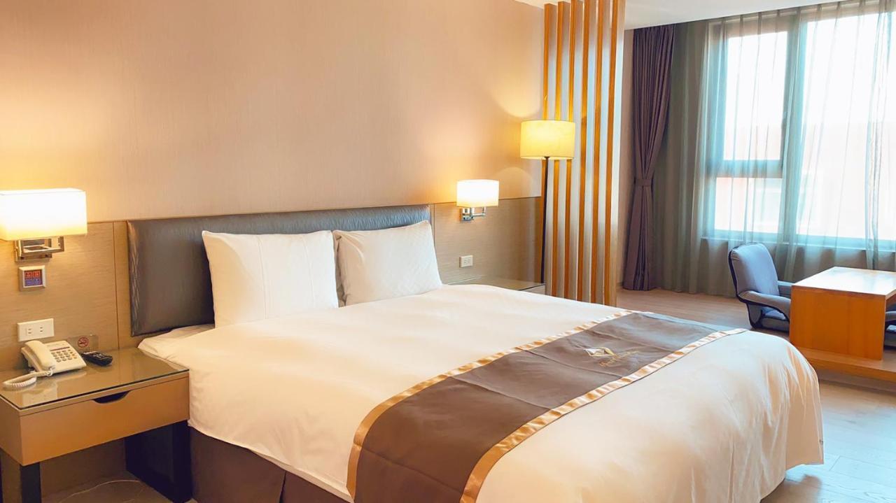 Tsun Huang Hotel Kota Chiayi Bagian luar foto