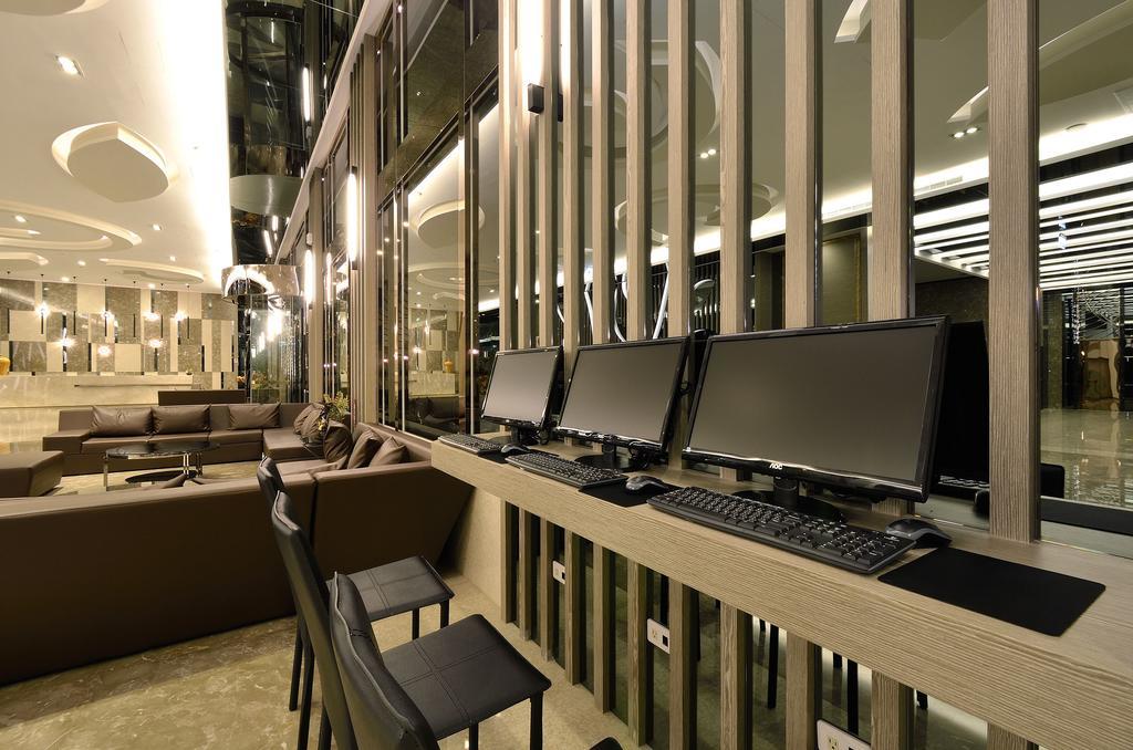 Tsun Huang Hotel Kota Chiayi Bagian luar foto