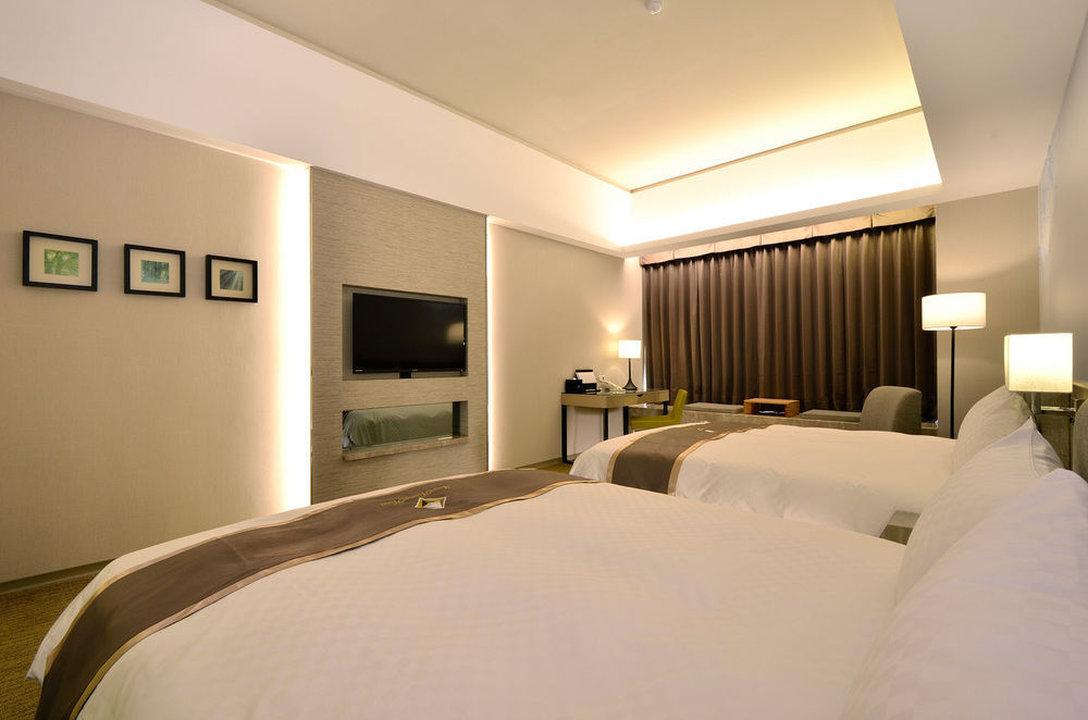 Tsun Huang Hotel Kota Chiayi Bagian luar foto