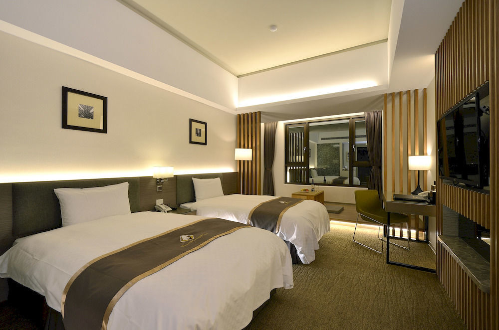 Tsun Huang Hotel Kota Chiayi Bagian luar foto
