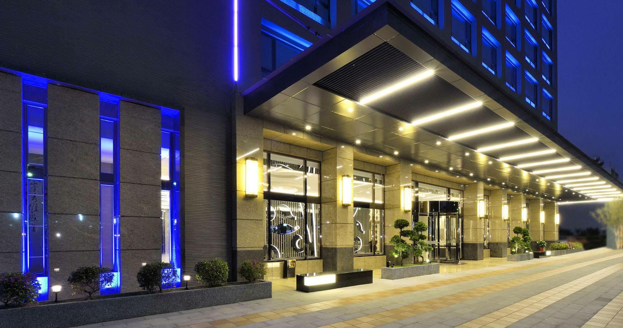 Tsun Huang Hotel Kota Chiayi Bagian luar foto
