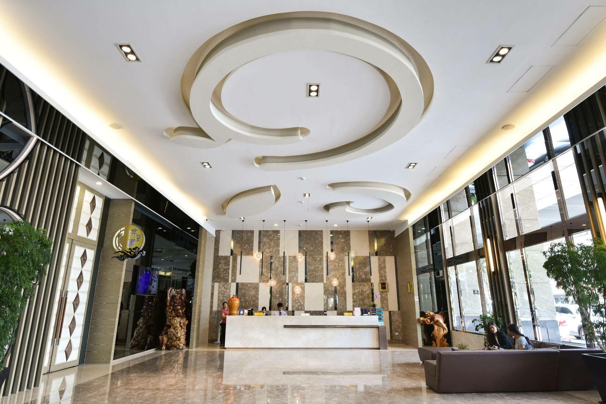 Tsun Huang Hotel Kota Chiayi Bagian luar foto