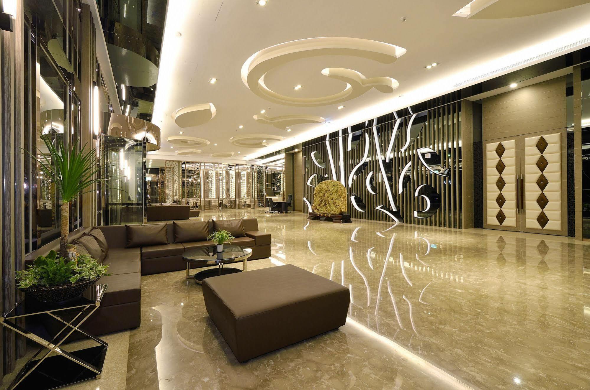 Tsun Huang Hotel Kota Chiayi Bagian luar foto
