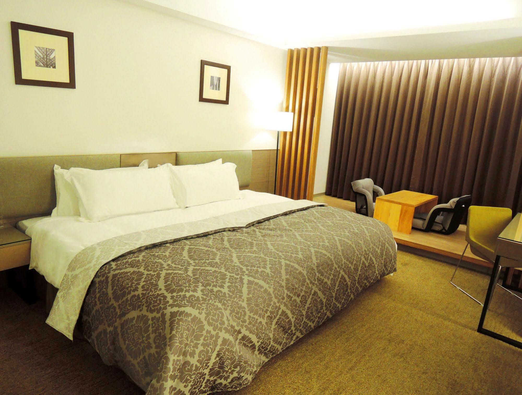 Tsun Huang Hotel Kota Chiayi Bagian luar foto