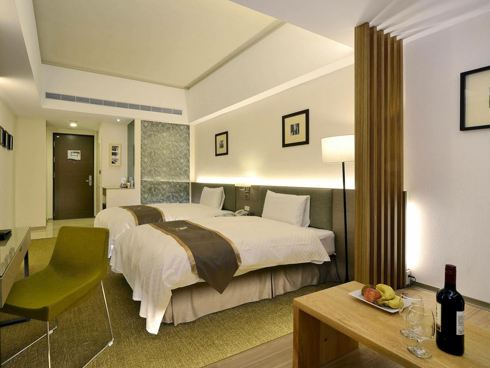 Tsun Huang Hotel Kota Chiayi Bagian luar foto