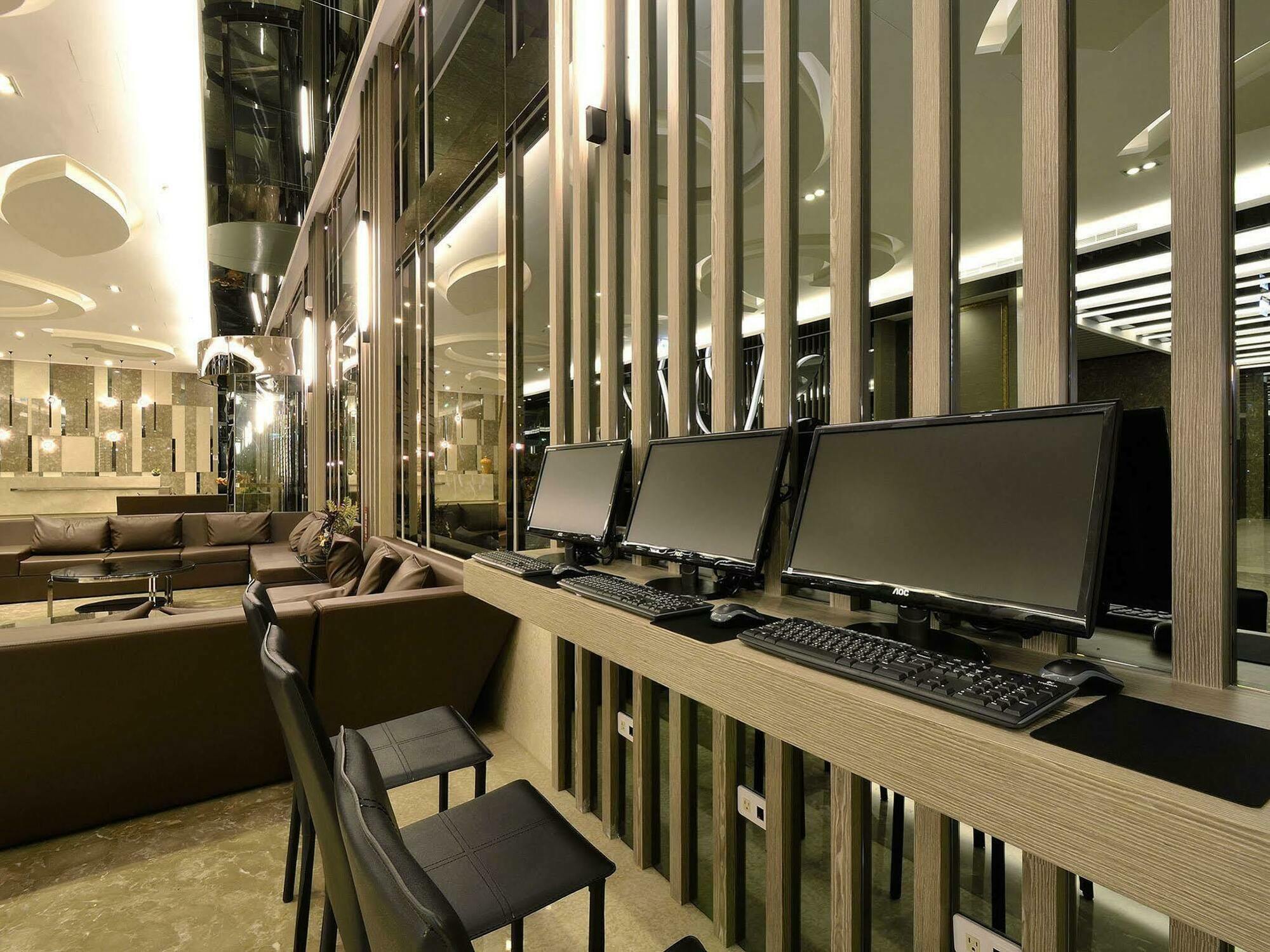 Tsun Huang Hotel Kota Chiayi Bagian luar foto